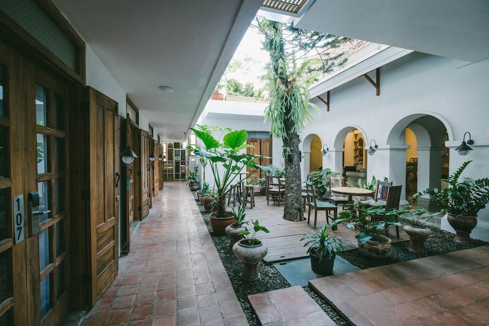 Adhisthana Hotel Yogyakarta Exterior photo